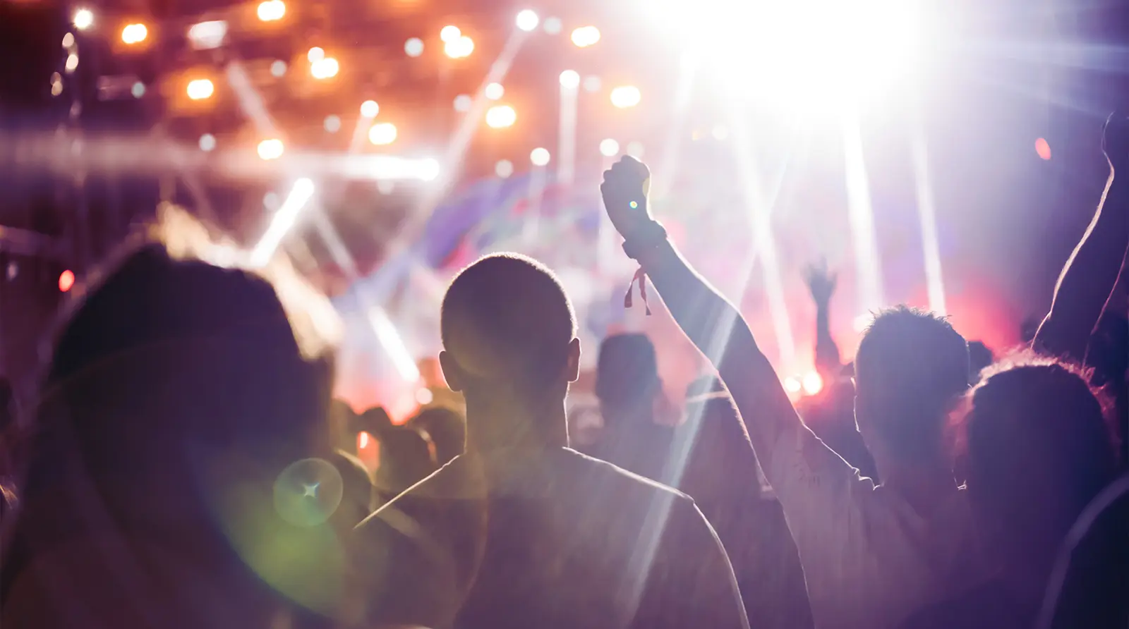 Canlı müzik gecesinde sahne ışıkları altında kalabalık