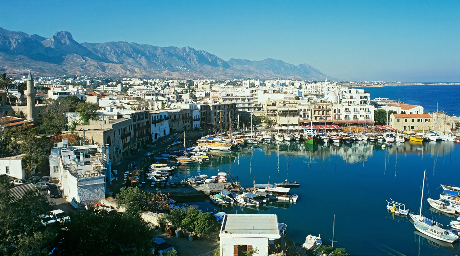 Girne Kalesi'nin tarihi limana bakan taş kapısı